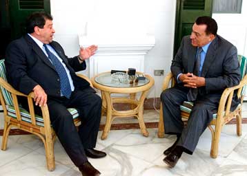 «Ναι» στην ειρηνευτική διαδικασία, «όχι» στον παραγκωνισμό του Αραφάτ λέει η Αίγυπτος