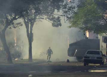 Δύο νεκροί σε συγκρούσεις διαδηλωτών με αστυνομικούς στην Παραγουάη