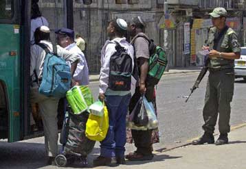 Επτά νεκροί από νέα επίθεση Παλαιστινίων εναντίον ισραηλινού λεωφορείου στη Δ.Όχθη