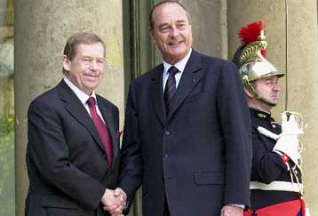 Στην Πράγα επέστρεψε εσπευσμένα από το Παρίσι ο Β.Χάβελ λόγω νέων προβλημάτων υγείας