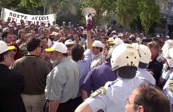 Την εθνική οδό Καβάλας – Θεσσαλονίκης απέκλεισαν οι εργαζόμενοι στην Softex