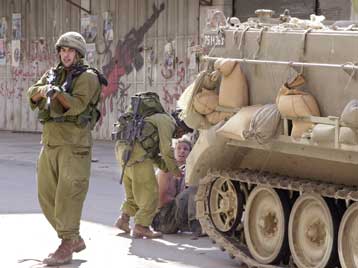 Στη σύλληψη και απέλαση 21 συγγενών Παλαιστίνιων καμικάζι προχωρά το Ισραήλ