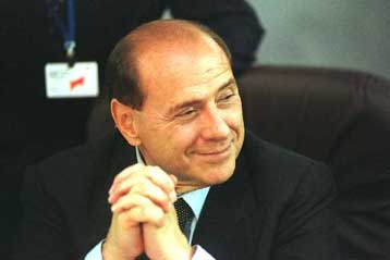 Έτοιμος να «θυσιαστεί» για την Ιταλία δηλώνει ο Μπερλουσκόνι, εάν αλλάξει το πολίτευμα