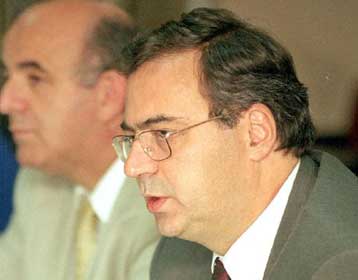 Σε περικοπές δαπανών οδηγείται το οικονομικό επιτελείο λόγω αναδιάρθρωσης του χρέους