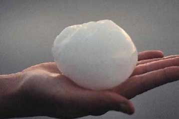 Πρωτοφανής πτώση «γιγάντιων» χαλαζόκοκκων οδηγεί στο θάνατο 25 άτομα στην Κίνα