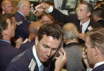 Κάτω από τα 99 σεντς υποχωρεί το ευρώ, καθώς επαναπατρίζονται κεφάλαια στις ΗΠΑ