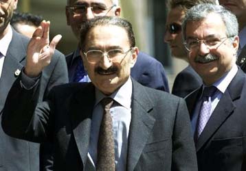 Δεν προτίθεται να παραιτηθεί για να καθυστερήσει τις πρόωρες εκλογές ο Ετζεβίτ