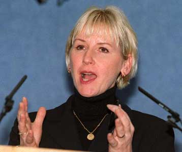 Στο Ευρωπαϊκό Δικαστήριο κατά της Ελλάδας θα προσφύγει η Κομισιόν για τα απόβλητα