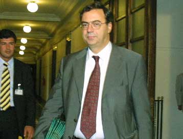 Κόντρες στη Βουλή για το νομοσχέδιο περί αποκρατικοποίησεων