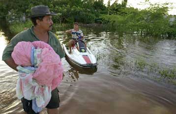 Πέντε νεκροί και χιλιάδες άστεγοι από τις πλημμύρες που σαρώνουν τη Βενεζουέλα