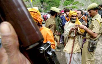 Περισσότεροι από 15 τραυματίες σε νέα βομβιστική επίθεση στο ινδικό Κασμίρ