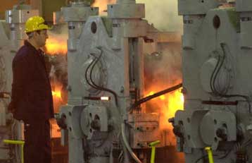 Επιβράδυνση των πωλήσεων και κάμψη κερδοφορίας στη βιομηχανία το 2001