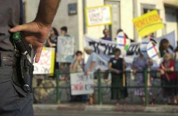 Διαστάσεις χιονοστιβάδας λαμβάνουν για το Ισραήλ οι συνέπειες της επίθεσης στη Γάζα