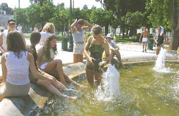 Στάσιμα θα είναι φέτος τα έσοδα από τον τουρισμό, εκτιμά η Εθνική Τράπεζα
