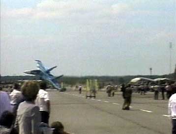 Τουλάχιστον 78 νεκροί από συντριβή αεροσκάφους στη διάρκεια επίδειξης στην Ουκρανία