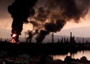 Τέσσερις αγνοούμενοι και δύο τραυματίες από πυρκαγιά σε διυλιστήριο της Τουρκίας