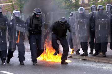 Επεισόδια μεταξύ Προτεσταντών και δυνάμεων ασφαλείας στο Μπέλφαστ