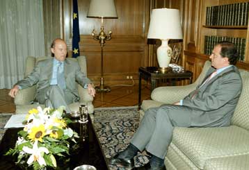 «Ισόπαλοι» Σημίτης και Καραμανλής σύμφωνα με το γκάλοπ της Metron Analysis