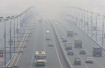 Σύννεφα καπνού τύλιξαν τη Μόσχα από τις πυρκαγιές που μαίνονται στα περίχωρά της