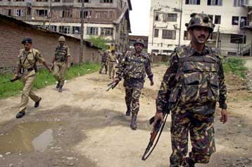 Ένας Ινδός στρατιωτικός αξιωματούχος και τέσσερις αντάρτες νεκροί από ανταλλαγή πυρών