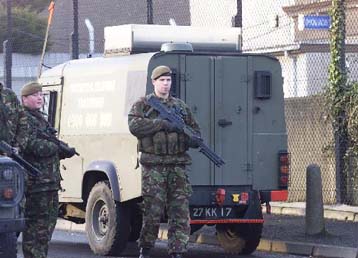 Ένας νεκρός σε στρατιωτική βάση στο Λόντοντερι της Β.Ιρλανδίας από έκρηξη βόμβας