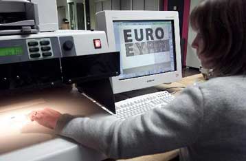 Υποχωρεί το ευρώ, εν μέσω ανησυχιών για την ευρωπαϊκή οικονομία