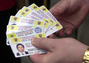 Διέφυγε τη σύλληψη ο άνθρωπος που «προμήθευσε με πλαστές ταυτότητες» τους αεροπειρατές