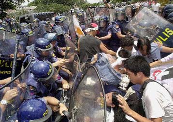 Επεισοδιακές διαδηλώσεις στη Μανίλα κατά της επικείμενης άφιξης του Αμερικανού ΥΠΕΞ