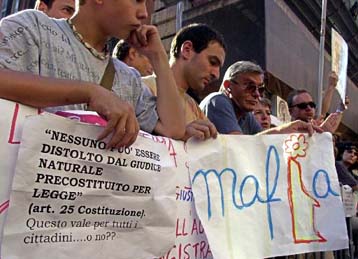 Θύελλα ξεσηκώνει στην Ιταλία η έγκριση νομοσχεδίου στα «μέτρα» του Μπερλουσκόνι