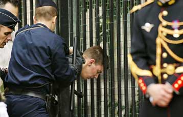 Θα δικαστεί κανονικά ο Γάλλος που πυροβόλησε εναντίον του Σιράκ