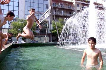 Αντιμέτωπη με το τέταρτο κύμα καύσωνα του φετινού καλοκαιριού η… άδεια Αθήνα