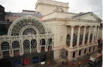 Ανάρπαστα έγιναν θρυλικά κοστούμια της Βασιλικής Όπερας του Λονδίνου