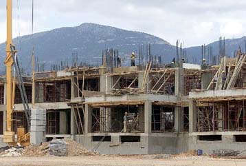 «Παγώνουν» για δύο χρόνια οι αντικειμενικές αξίες – Το 2005 ο ΦΠΑ στις νέες οικοδομές
