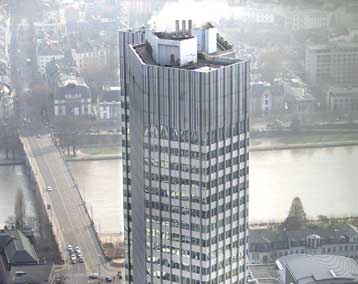 Απομακρύνεται ο κίνδυνος του πληθωρισμού, «πλησιάζει» η ύφεση, όπως εκτιμά η ΕΚΤ