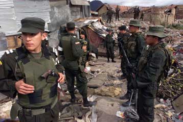 Τουλάχιστον 50 νεκροί σε νέες αιματηρές μάχες που συγκλονίζουν την Κολομβία