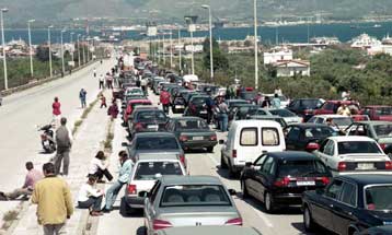 Ουρά τριών χιλιομέτρων στο φέρι μποτ Ρίου-Αντιρίου το πρωί του Σαββάτου