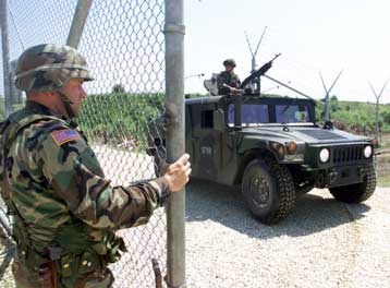 Οι ΗΠΑ δεν θα χορηγούν στρατιωτική βοήθεια σε όσες χώρες εκδίδουν Αμερικανούς στο ICC