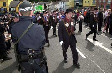 Σαββατοκύριακο ταραχών με συγκρούσεις προτεστανών – καθολικών στη Βόρειο Ιρλανδία