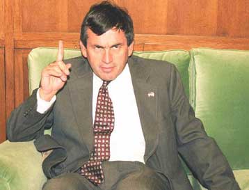 Θα είχαμε συλλήψεις και χωρίς τον Σάββα Ξηρό, δηλώνει ο πρεσβευτής των ΗΠΑ