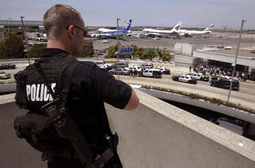 Ένα χρόνο μετά τις επιθέσεις στις ΗΠΑ τίθεται σε ισχύ το σχέδιο παρακολούθησης τουριστών