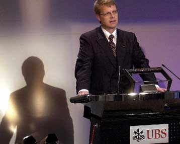 Για μειωμένα κέρδη το 2002 προειδοποίησε η UBS