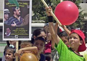 Σε κλίμα έντασης οδηγήθηκε στο δικαστήριο ο ηγέτης της Φατάχ στη Δ.Όχθη, Μ.Μπαργκούτι