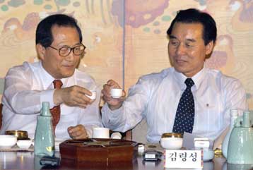 Σε συμφωνία για διάλογο και συνεργασία κατέληξαν η Βόρειος και η Νότιος Κορέα