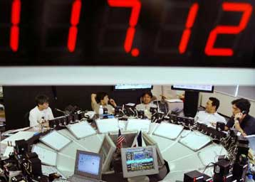 Υποχωρεί το δολάριο εν μέσω ανησυχιών για την αμερικανική οικονομία