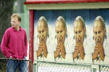 Σε κλίμα συγκίνησης υποδέχεται την Παρασκευή η Πολωνία τον Πάπα Ιωάννη Παύλο το Β