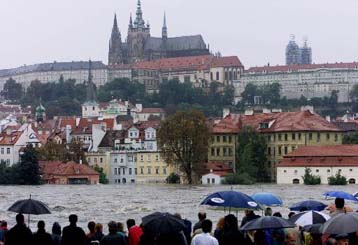Ανθρωπιστική αερογέφυρα σε εξέλιξη στην Τσεχία – Χάος στη Γερμανία από τις πλημμύρες