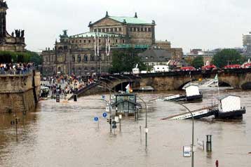 Τη Γερμανία απειλούν οι πλημμύρες – Υποχωρούν τα νερά από την Πράγα