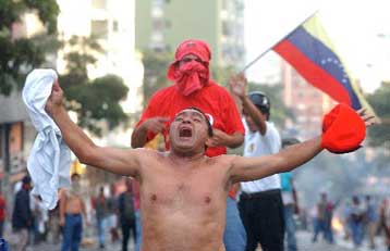 Νέες σφοδρές συγκρούσεις στο Καράκας μεταξύ αστυνομίας και υποστηρικτών του Τσάβες