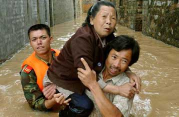 Δεκάδες νεκροί από πλημμύρες και κατολισθήσεις σε Ασία και Κεντρική Αμερική