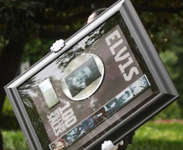 Εκατομμύρια άνθρωποι θυμούνται τον Έλβις Πρίσλεϊ 25 χρόνια από τον θάνατό του